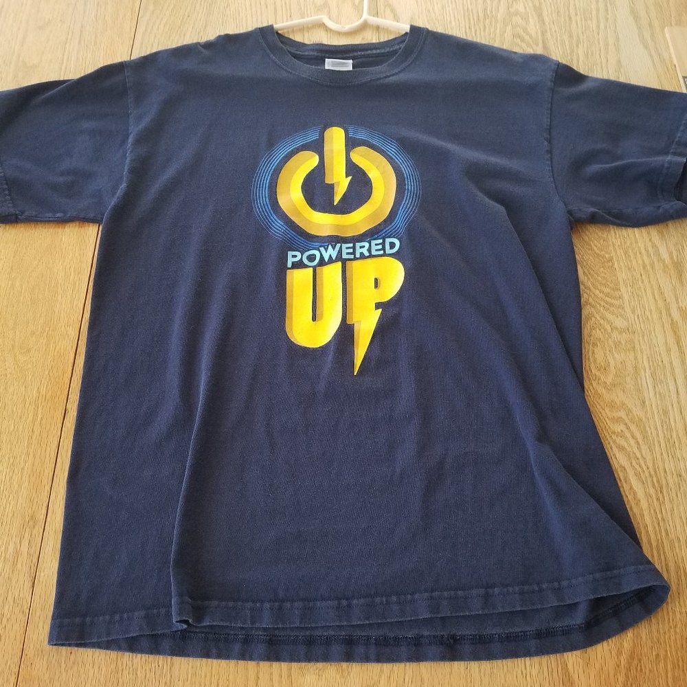 GLOBAL KNOWLEDGE - POWERED UP - Men's Sz L